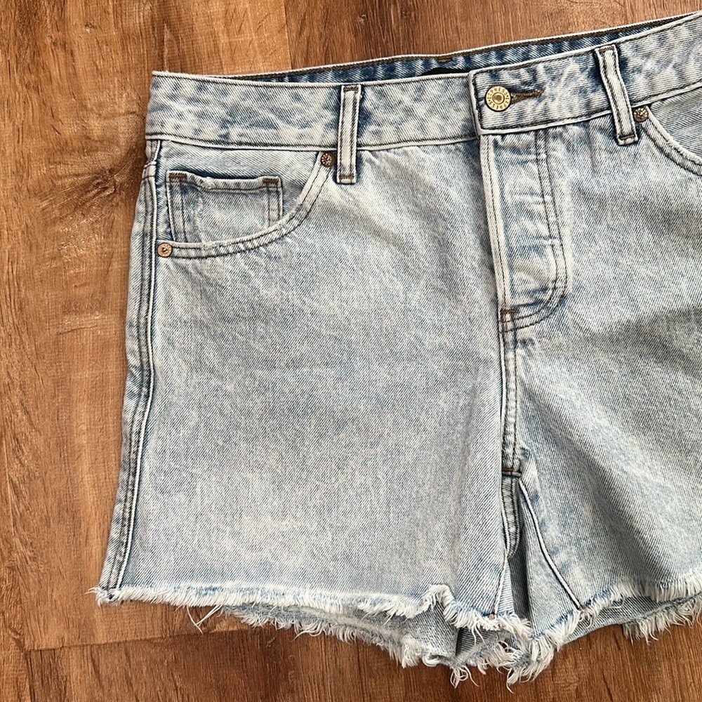 Express Blue Denim Shorts Acid Wash and Distressed size 6R Boyfriend Midi Midris - Picture 10 of 11